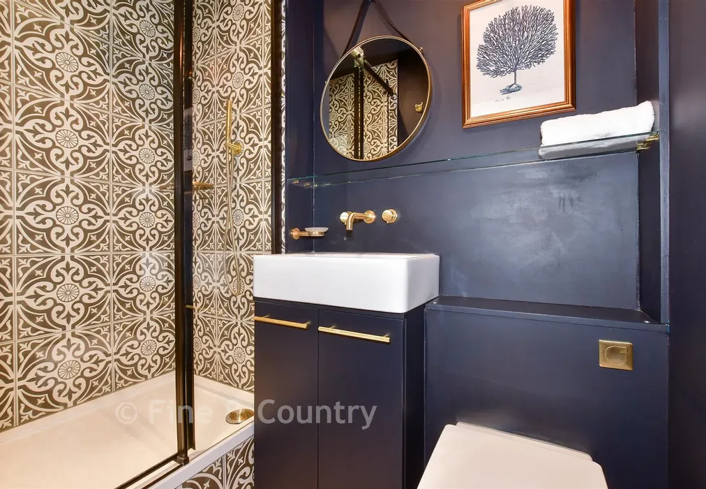 Shower Room - Oxenden Square, Herne Bay, Kent - Wards of Kent