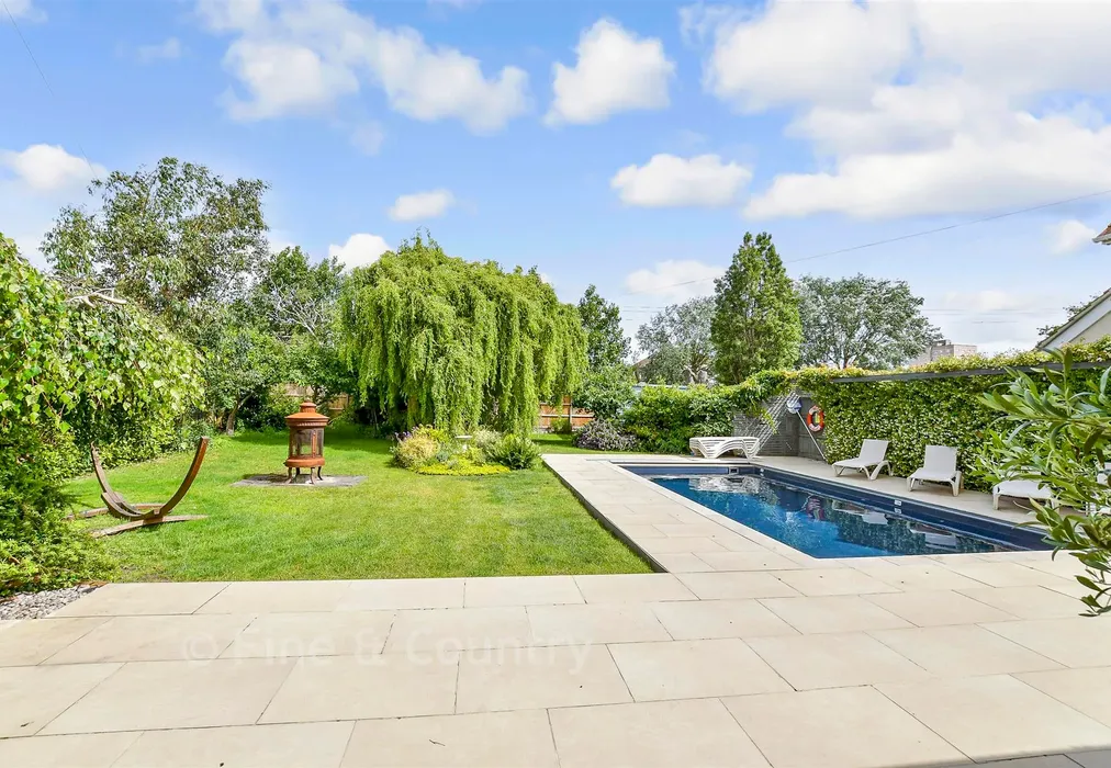 Front Garden - Oxenden Square, Herne Bay, Kent - Wards of Kent