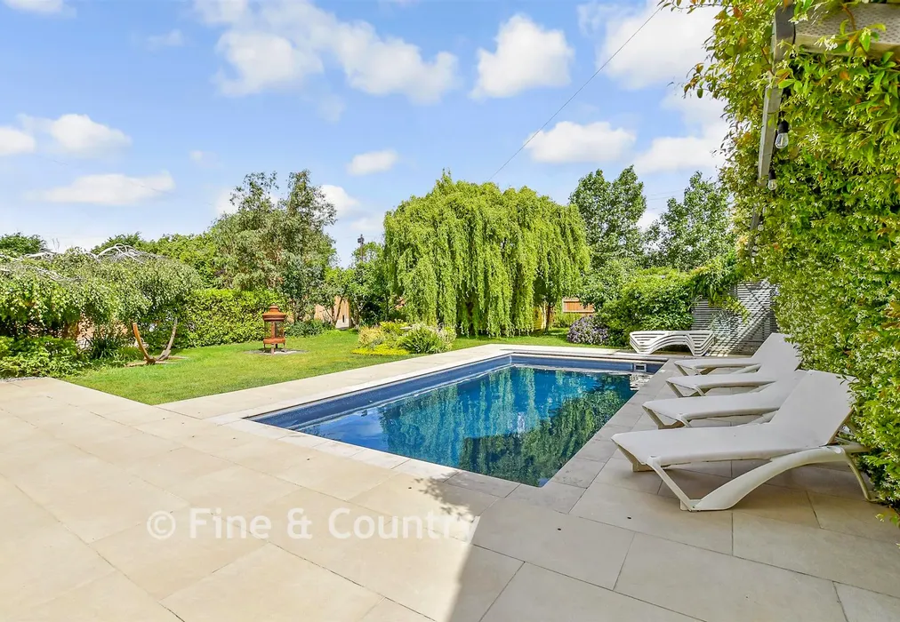 Front Garden - Oxenden Square, Herne Bay, Kent - Wards of Kent