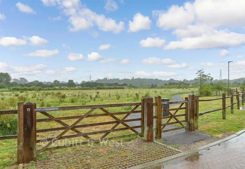 Surrounding Area - Summer Road, Horley, Surrey - Wards of Kent