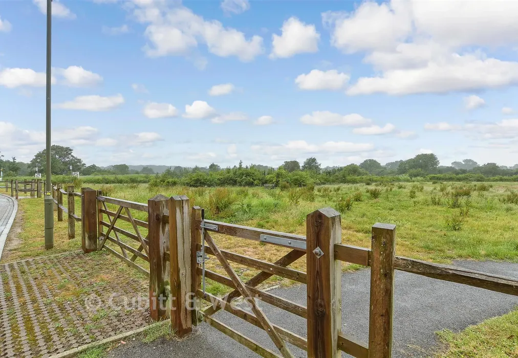 Surrounding Area - Summer Road, Horley, Surrey - Wards of Kent