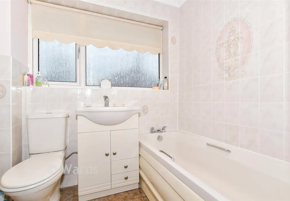 Bathroom - Lamberhurst Road, Maidstone, Allington, Kent - Wards of Kent