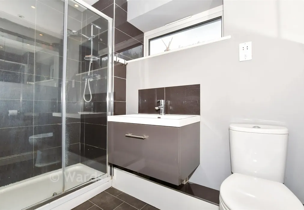 En-Suite Shower Room - Chippendayle Drive, Harrietsham, Maidstone, Kent - Wards of Kent