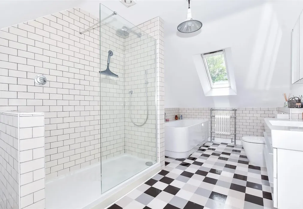 En-Suite Bathroom - Chippendayle Drive, Harrietsham, Maidstone, Kent - Wards of Kent