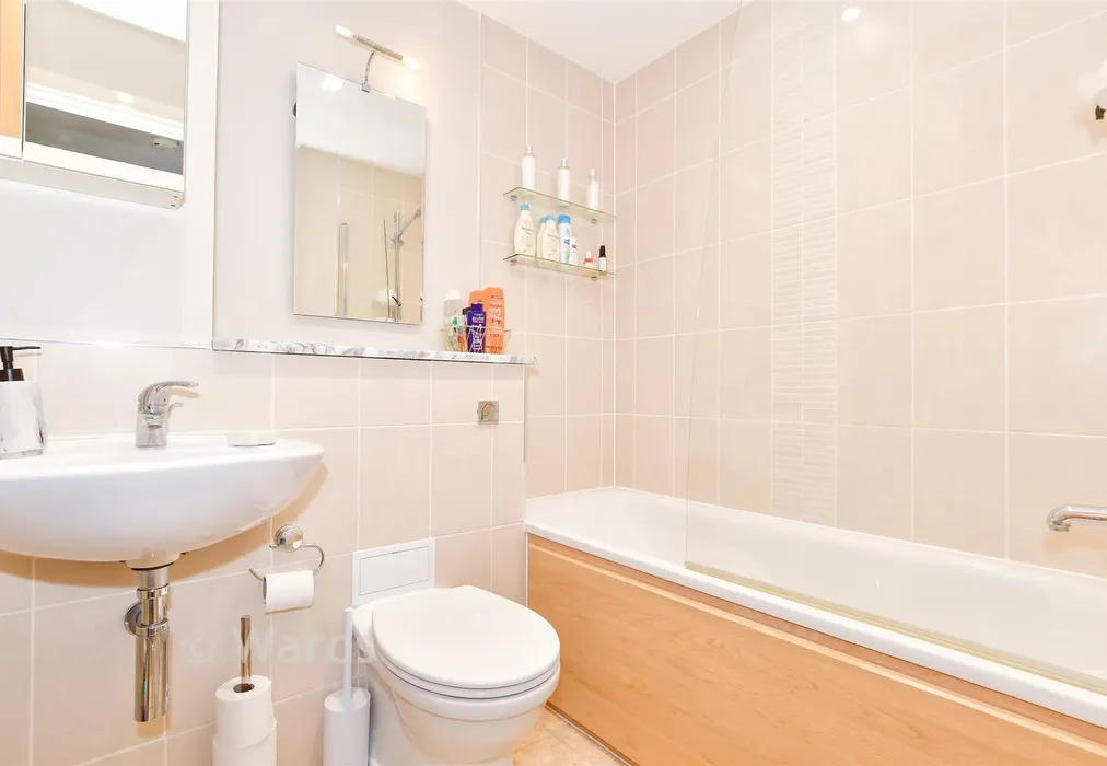 Family Bathroom - Alisander Close, Holborough Lakes, Snodland, Kent - Wards of Kent