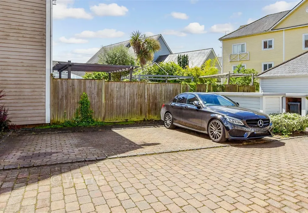 Driveway/Parking - Alisander Close, Holborough Lakes, Snodland, Kent - Wards of Kent