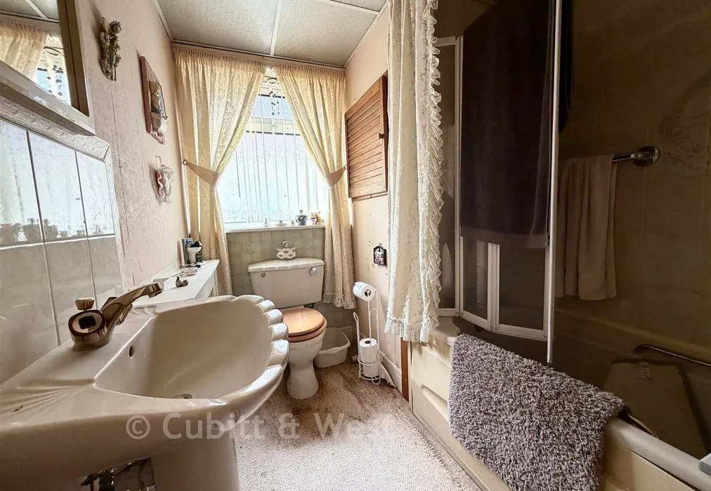 Bathroom - Lansdowne Avenue, Fareham, Hampshire - Wards of Kent