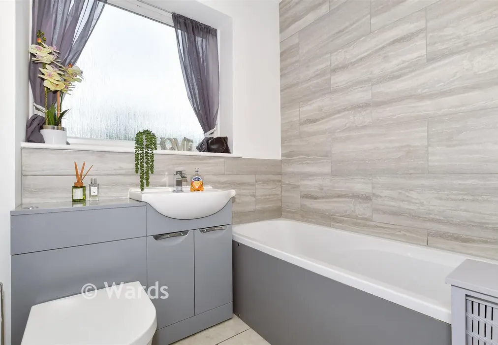 Bathroom - Chapman Avenue, Maidstone, Kent - Wards of Kent