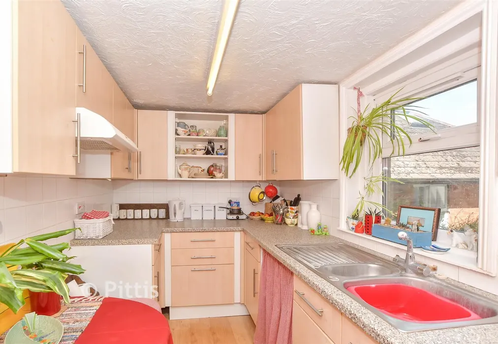 Kitchen - St. Thomas Street, Ryde, Isle of Wight - Wards of Kent