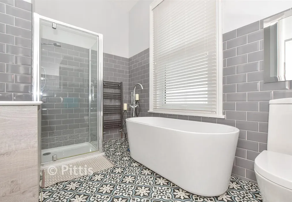 Family Bathroom - Garfield Road, Ryde, Isle of Wight - Wards of Kent