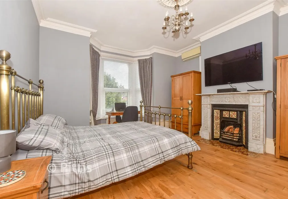 Bedroom 1 - Garfield Road, Ryde, Isle of Wight - Wards of Kent