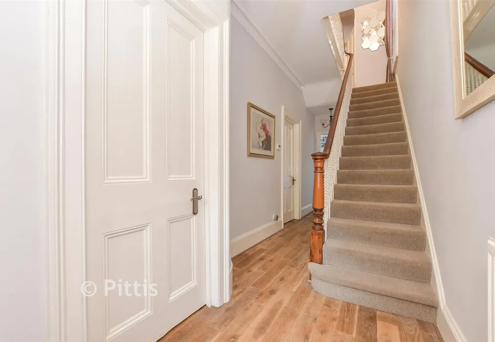 Entrance Hall - Garfield Road, Ryde, Isle of Wight - Wards of Kent