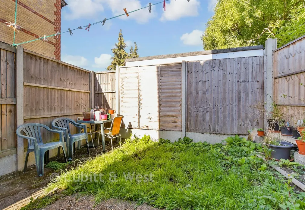 Rear Garden - The Retreat, Thornton Heath, Surrey - Wards of Kent