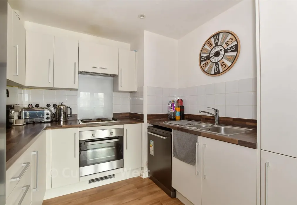 Kitchen - West Green Drive, West Green, Crawley, West Sussex - Wards of Kent