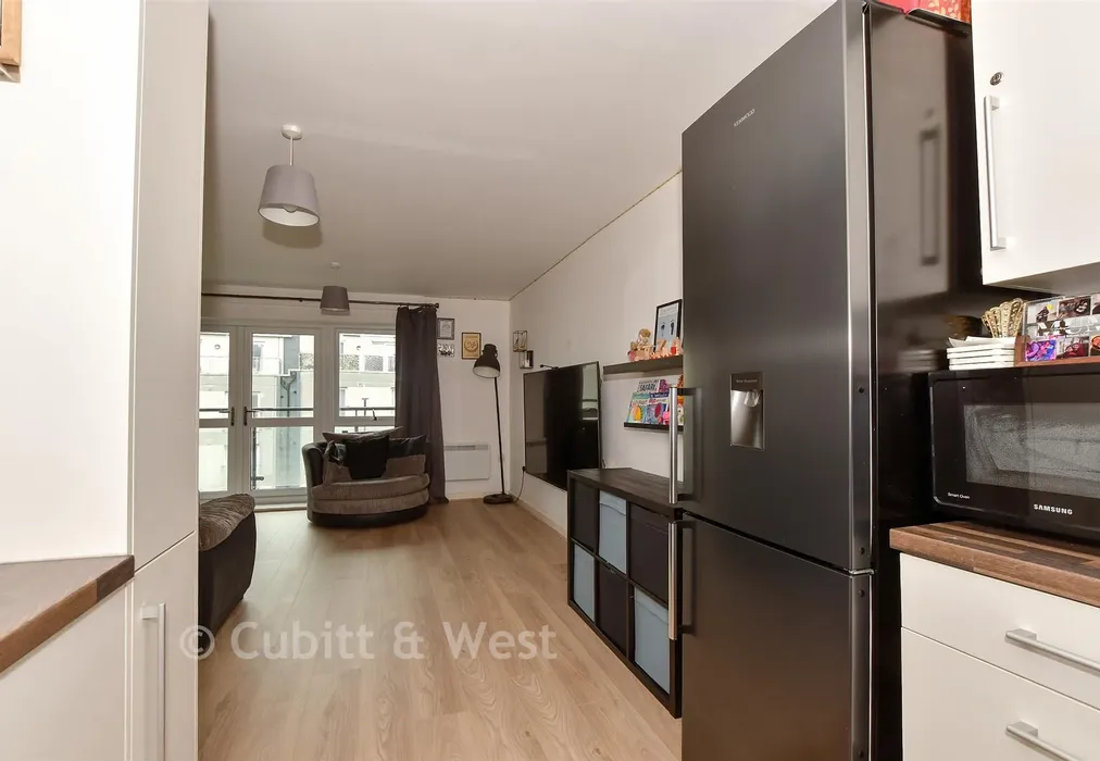 Kitchen - West Green Drive, West Green, Crawley, West Sussex - Wards of Kent