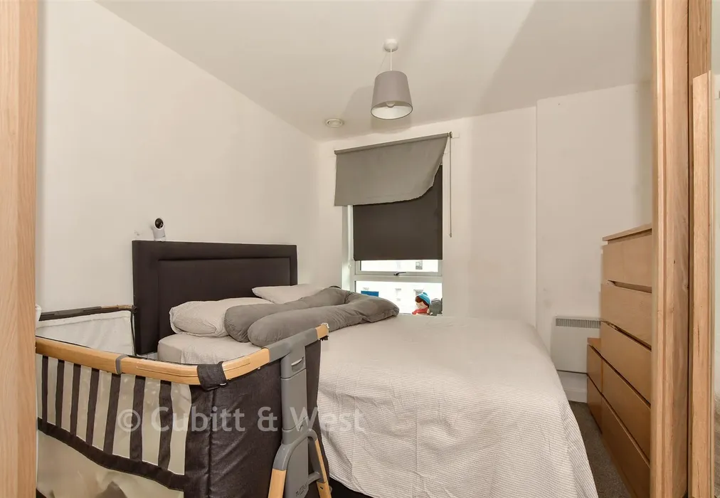 Bedroom - West Green Drive, West Green, Crawley, West Sussex - Wards of Kent