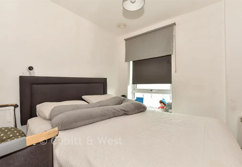 Bedroom - West Green Drive, West Green, Crawley, West Sussex - Wards of Kent