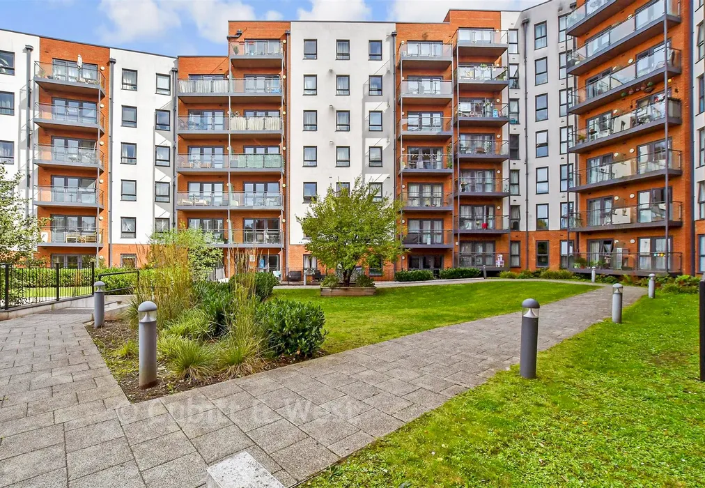 Communal Gardens - West Green Drive, West Green, Crawley, West Sussex - Wards of Kent