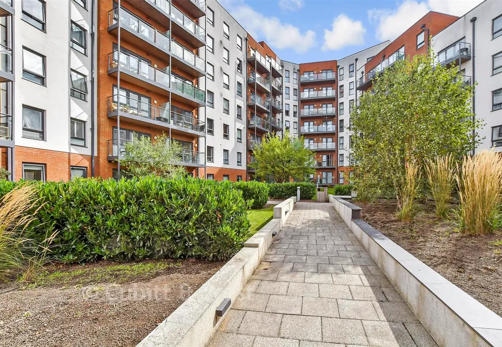 Communal Gardens - West Green Drive, West Green, Crawley, West Sussex - Wards of Kent