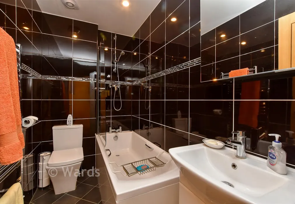 Bathroom - Galleon Way, Upnor, Rochester, Kent - Wards of Kent