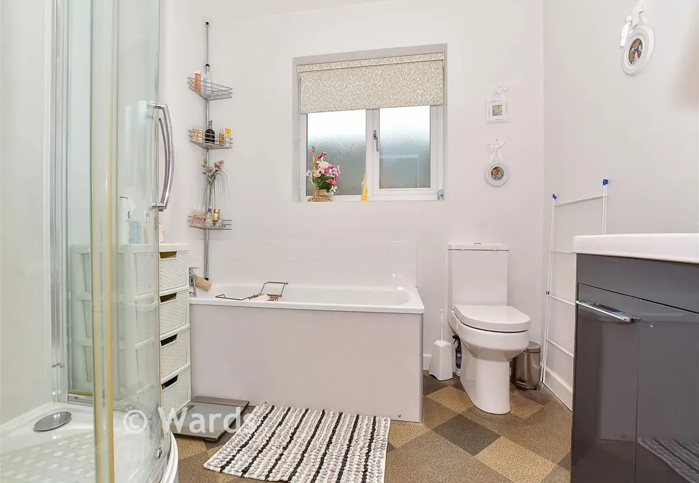 Family Bathroom - Orchard Field, Bethersden, Kent - Wards of Kent
