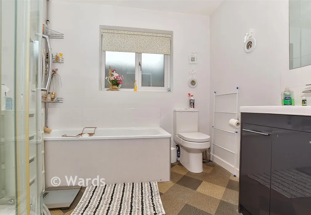 Family Bathroom - Orchard Field, Bethersden, Kent - Wards of Kent