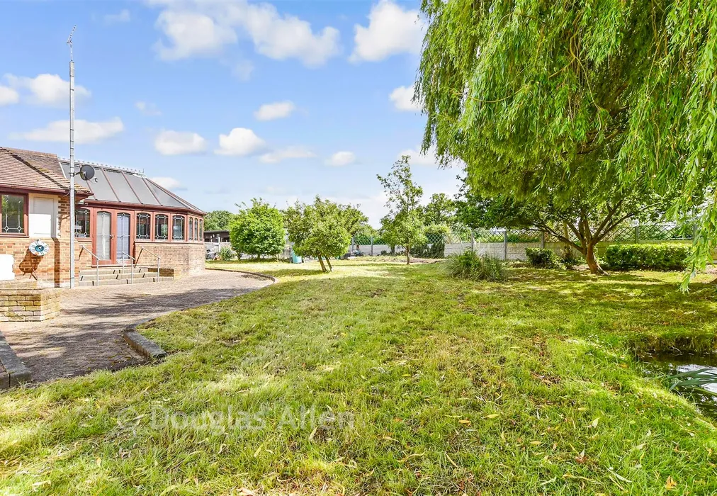 Rear Garden - Marks Farm Lane, Chelmsford, Essex - Wards of Kent