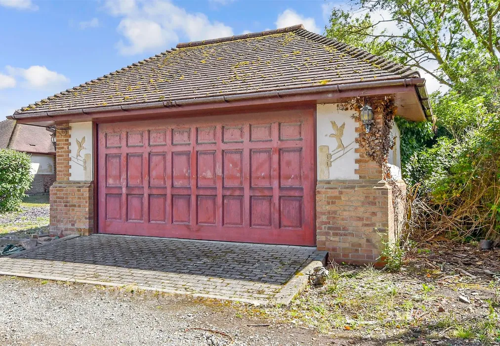 Garage - Marks Farm Lane, Chelmsford, Essex - Wards of Kent
