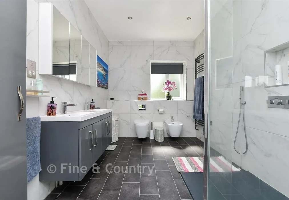 En-Suite Shower Room - Wolverton Hill, Alkham, Dover, Kent - Wards of Kent