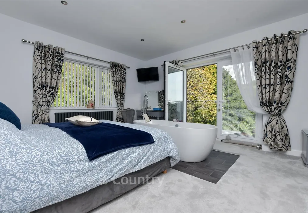 Principal Bedroom - Wolverton Hill, Alkham, Dover, Kent - Wards of Kent