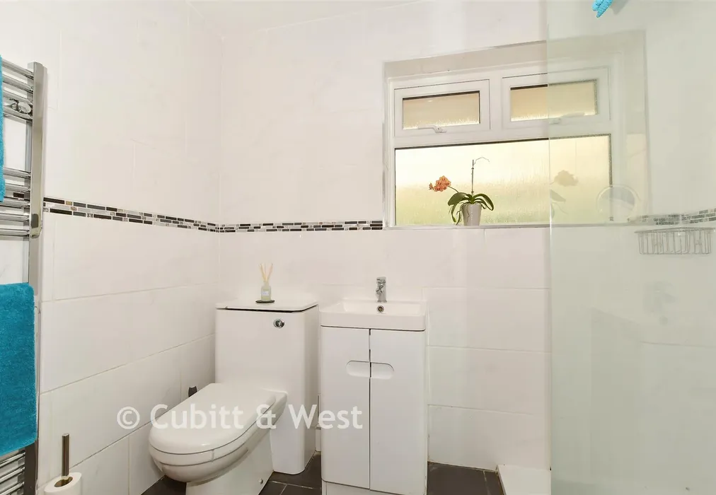 Shower Room - Stewards Rise, Arundel, West Sussex - Wards of Kent