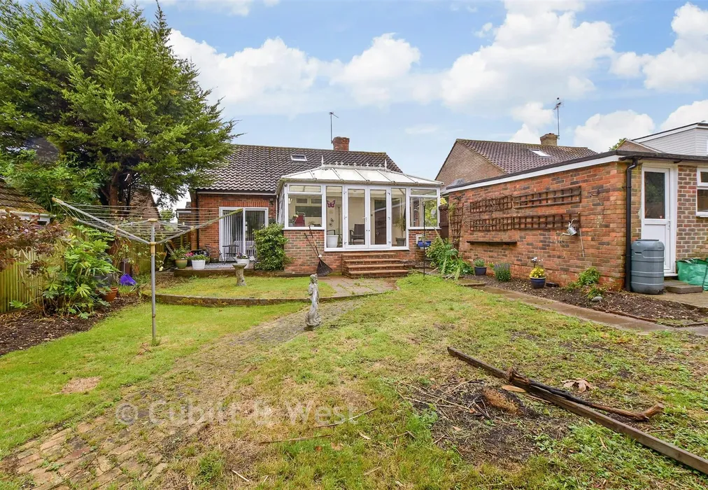 Rear Garden - Stewards Rise, Arundel, West Sussex - Wards of Kent