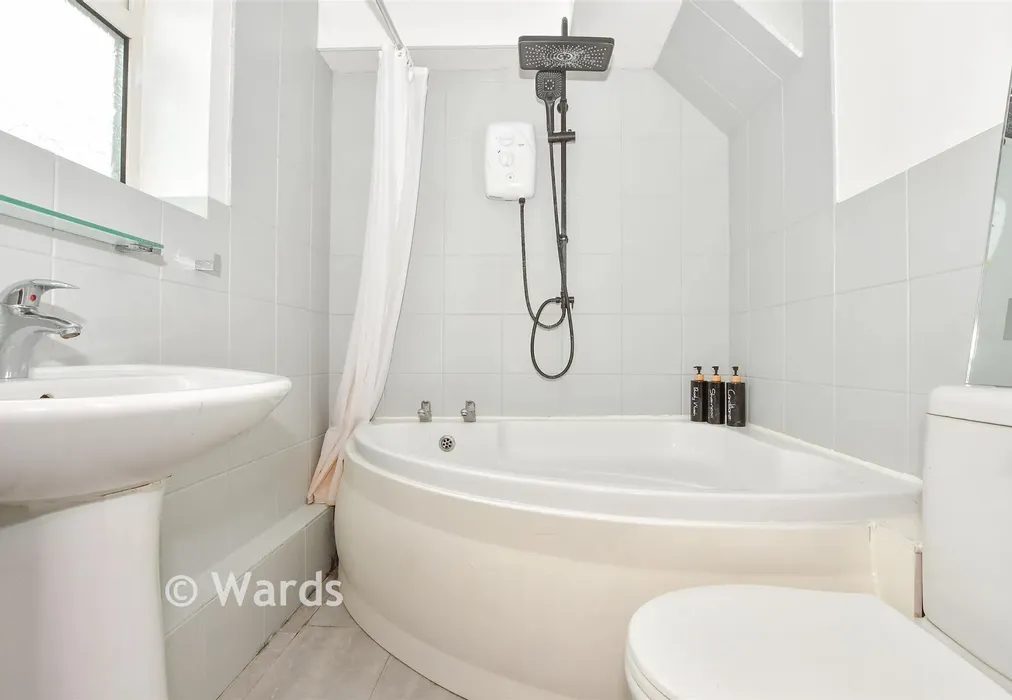 En-Suite Bathroom - London Road, West Kingsdown, Sevenoaks, Kent - Wards of Kent