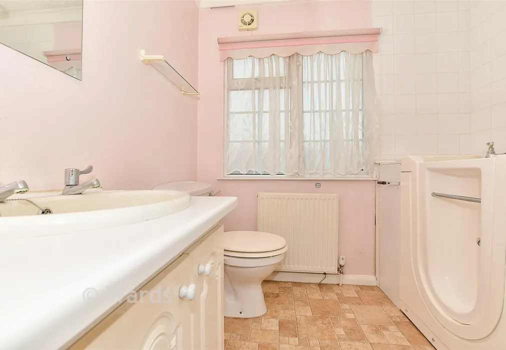 Bathroom - Charing, Ashford, Kent - Wards of Kent