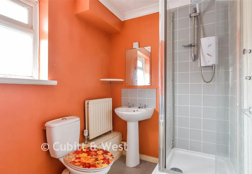 Bathroom - Carden Avenue, Patcham, East Sussex - Wards of Kent