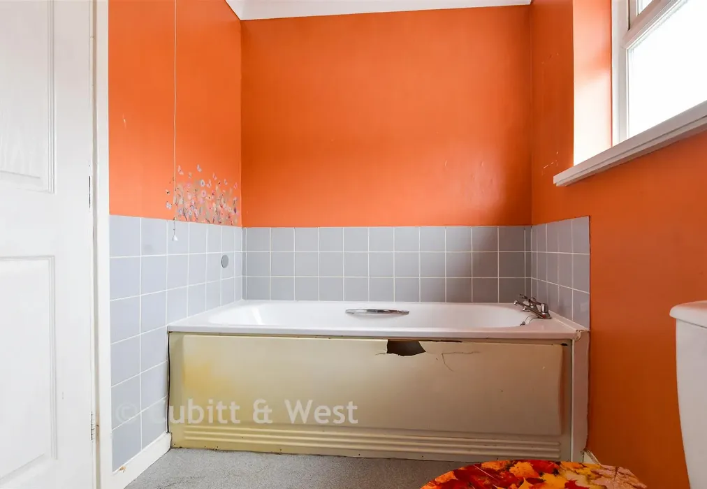 Bathroom - Carden Avenue, Patcham, East Sussex - Wards of Kent
