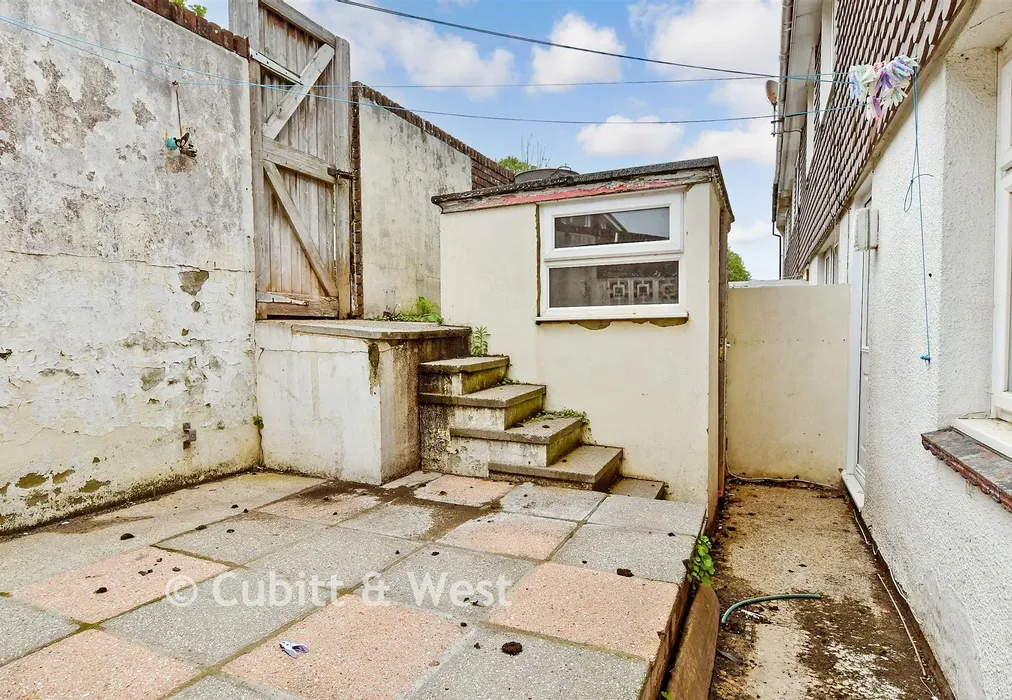 Rear Garden - Carden Avenue, Patcham, East Sussex - Wards of Kent