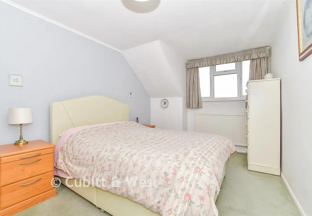 Bedroom 1 - Olives Meadow, Uckfield, East Sussex - Wards of Kent