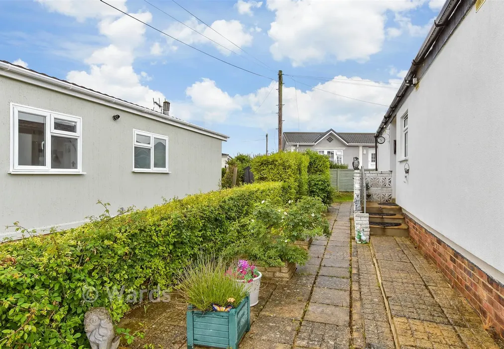 Side Garden - Rye Lane, Otford, Sevenoaks, Kent - Wards of Kent