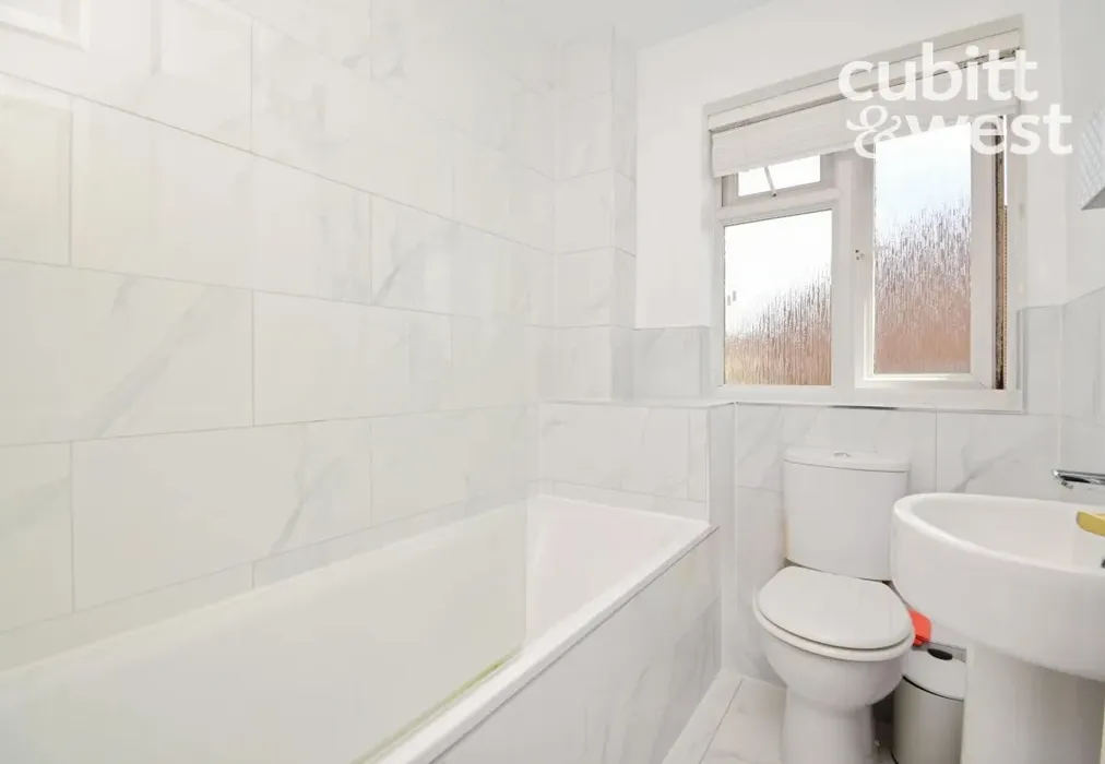Bathroom - Dunnings Road, East Grinstead, RH19 - Wards of Kent
