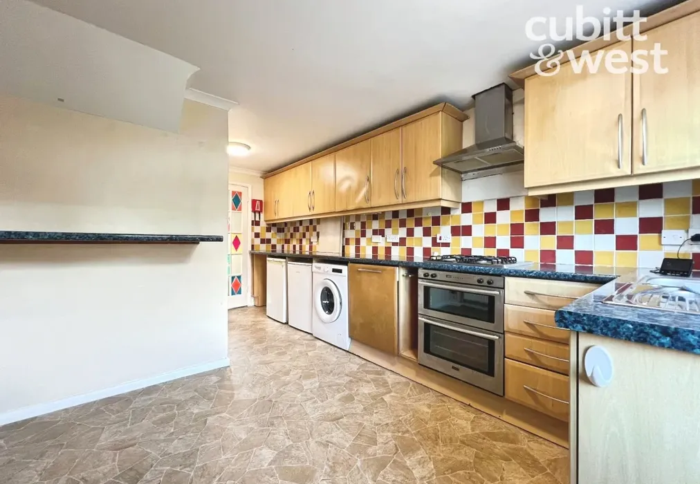 Kitchen/Breakfast - St. Edmund's Close, Crawley, RH11 - Wards of Kent