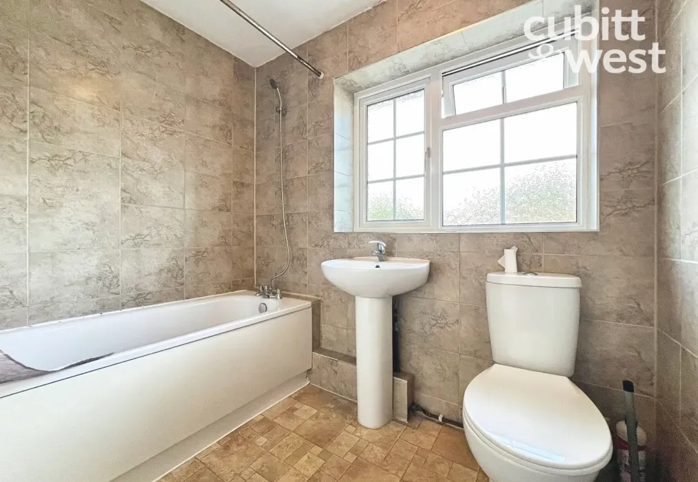 Bathroom - St. Edmund's Close, Crawley, RH11 - Wards of Kent