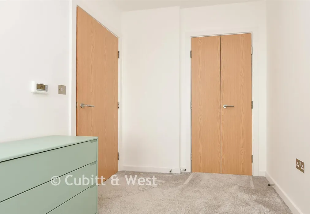 Bedroom 1 - Russells Crescent, Horley, Surrey - Wards of Kent