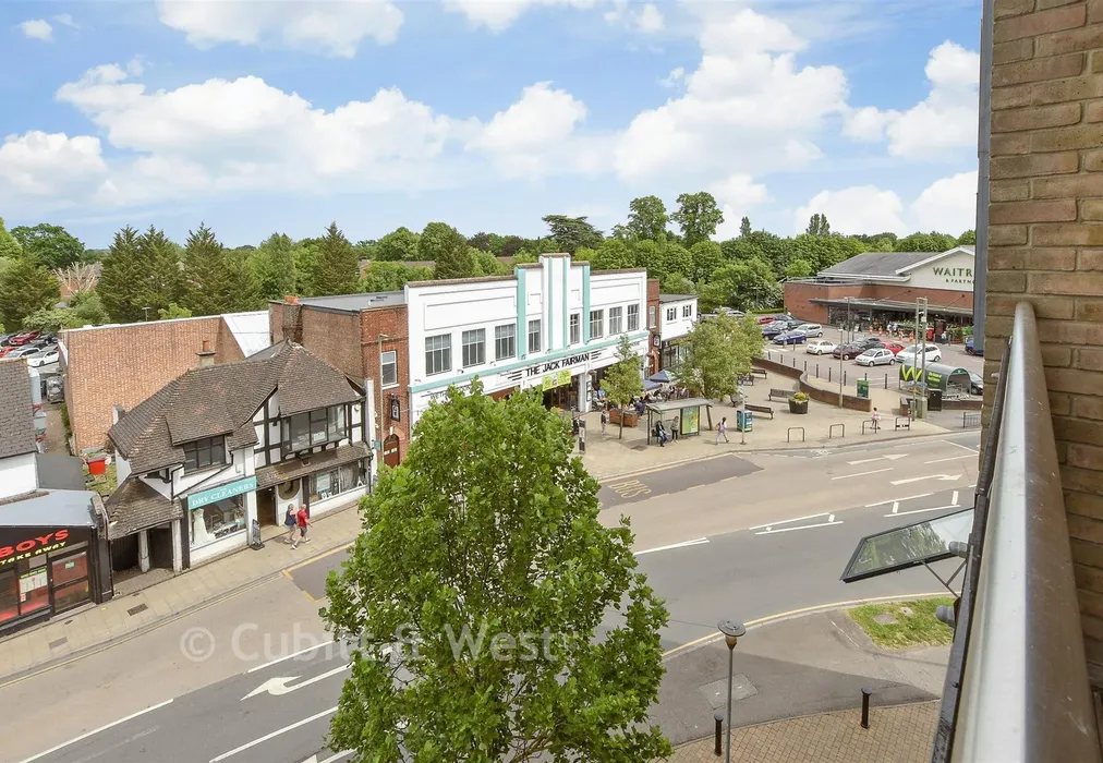 Views To Front - Russells Crescent, Horley, Surrey - Wards of Kent
