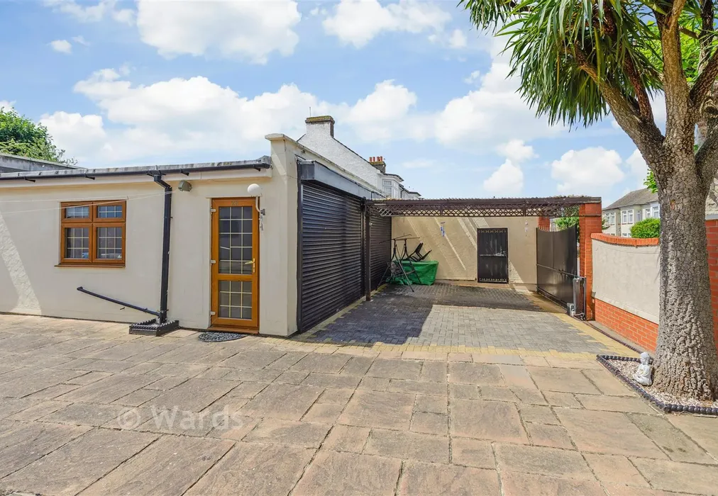 Workshop/Outbuildings - Sun Lane, Gravesend, Kent - Wards of Kent