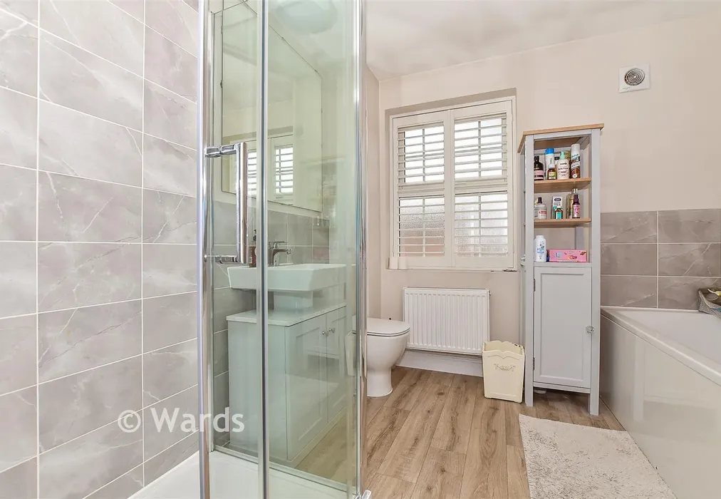 Bathroom - Pearson Drive, Staplehurst, Kent - Wards of Kent