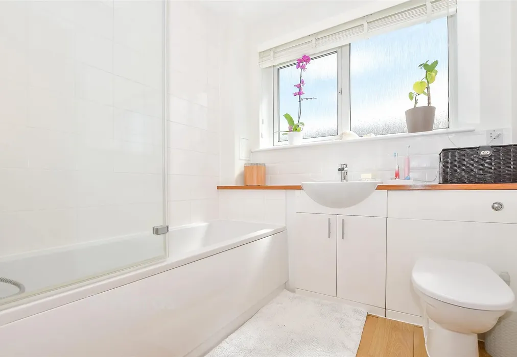 Bathroom - Darwin Rise, Gravesend, Kent - Wards of Kent