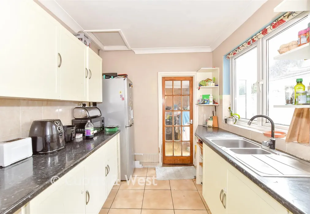 Kitchen - Station Road, Portsmouth, Hampshire - Wards of Kent