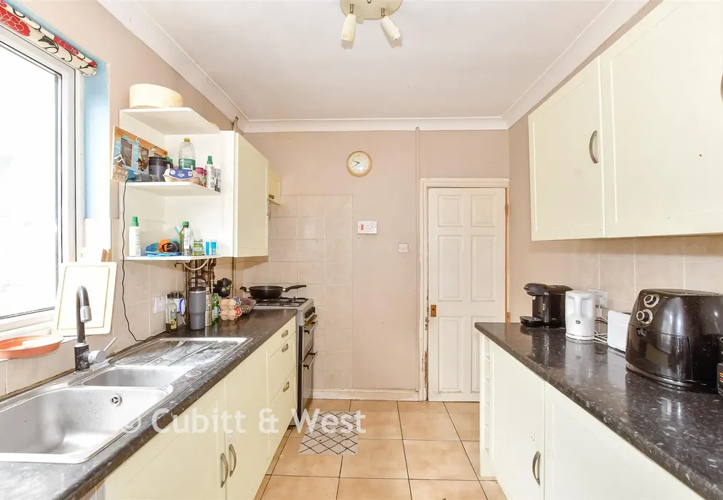Kitchen - Station Road, Portsmouth, Hampshire - Wards of Kent