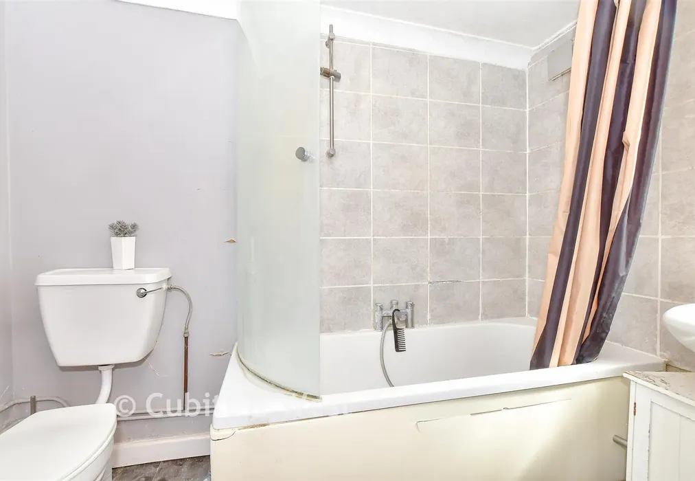Bathroom - Station Road, Portsmouth, Hampshire - Wards of Kent